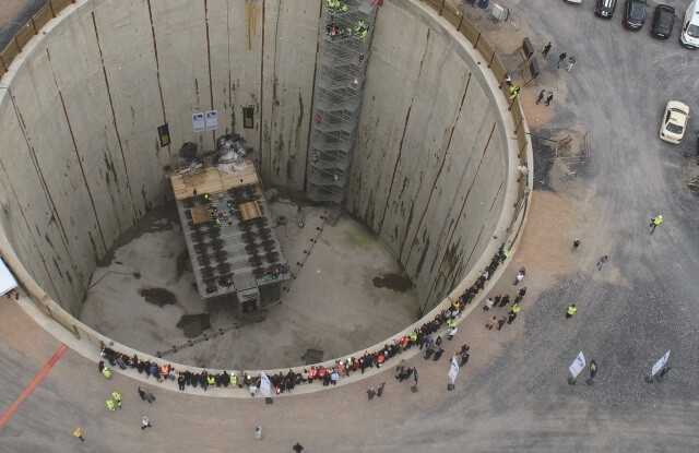 Die vielen Besucher wollten bei dem letzten Durchbruch dabei sein: die Vortriebsarbeiten zum Bau des Abwasserkanals Emscher sind damit abgeschlossen. | Foto: Emschergenossenschaft Die vielen Besucher wollten bei dem letzten Durchbruch dabei sein: die Vortriebsarbeiten zum Bau des Abwasserkanals Emscher sind damit abgeschlossen. | Foto: Emschergenossenschaft