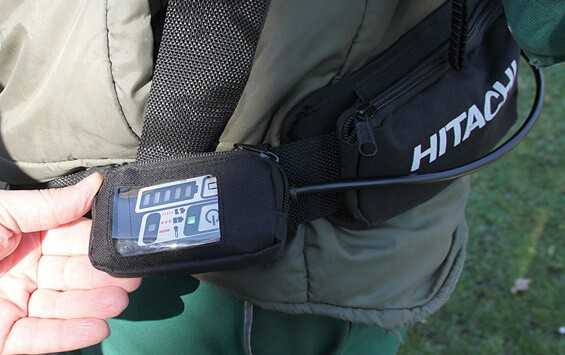 Beim Hitachi Rückenakku hat der Bediener die Ladung auf dem Display immer im Blick, ein USB-Anschluss ist ebenfalls integriert. Beim Hitachi Rückenakku hat der Bediener die Ladung auf dem Display immer im Blick, ein USB-Anschluss ist ebenfalls integriert.