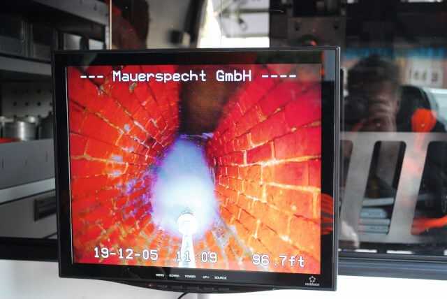 Der Roboter in Aktion: Die richtige Auswahl der Düsen und der optimale Anstellwinkel des Wasserstrahls sind entscheidend für die schnelle und materialschonende Reinigung des Kanals. | Foto: A. zu Eulenburg