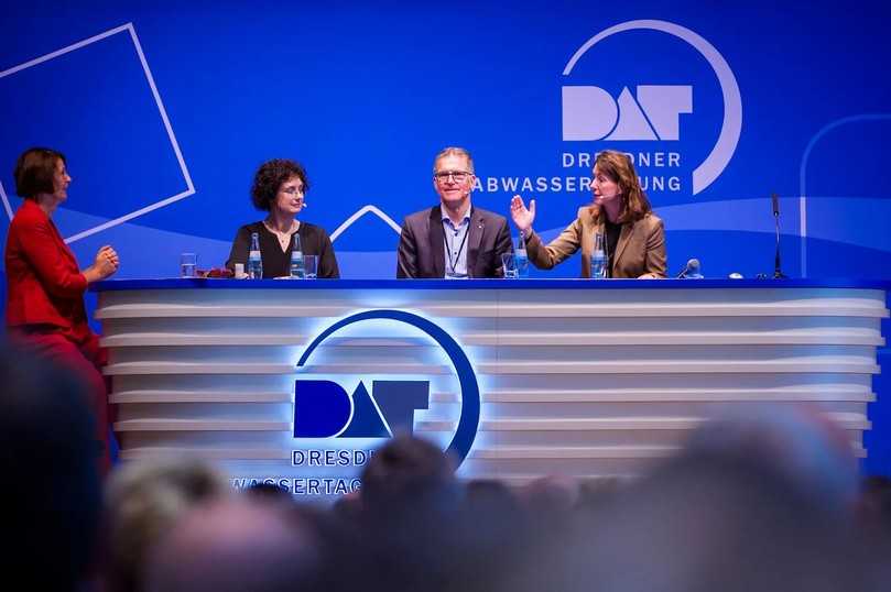 Im Eröffnungspanel wurde über Herausforderungen wie die kommunale Abwasserrichtlinie, Klimaanpassung und Herstellerverantwortung diskutiert. | Foto: André Wirsig