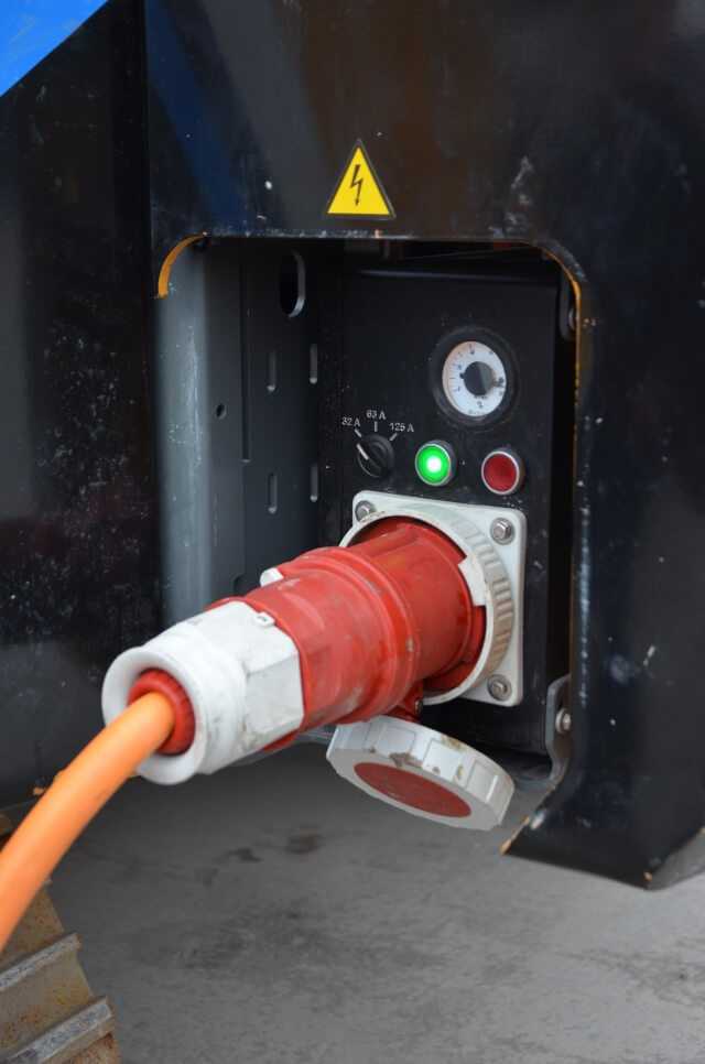 Je nachdem, welche Stromquelle auf der Baustelle verfügbar ist, kann das LB 16 „unplugged“ mit 32, 63 oder 125 Ampere aufge- laden werden. | Foto: B_I
