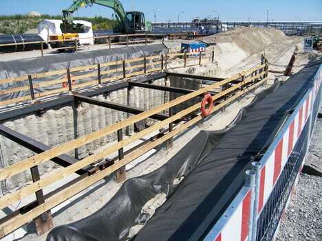 Die Startbaugrube musste so hergestellt werden, dass die hohen Vorschubkräfte des Pipe Thrusters in den Baugrund eingeleitet werden konnten.