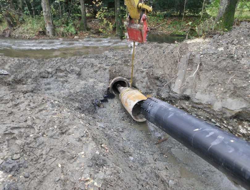 Durch die grabenlose Erneuerung eines baufälligen Abwasserkanals in Olsberg mit dem Berstverfahren konnte der Transport von rund 130 Lkw-Ladungen zu je 15 t für Erdmaterial und Grabenverfüllung vermieden werden. | Foto: Tracto-Technik Durch die grabenlose Erneuerung eines baufälligen Abwasserkanals in Olsberg mit dem Berstverfahren konnte der Transport von rund 130 Lkw-Ladungen zu je 15 t für Erdmaterial und Grabenverfüllung vermieden werden. | Foto: Tracto-Technik