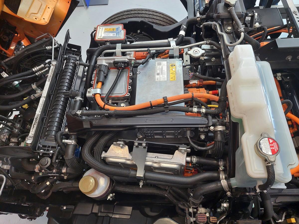 Die komplette Elektronik-Steuerung für den Antrieb findet unter der Frontlenker-Kabine ihren Platz. | Foto: Daimler Truck, Oliver Willms