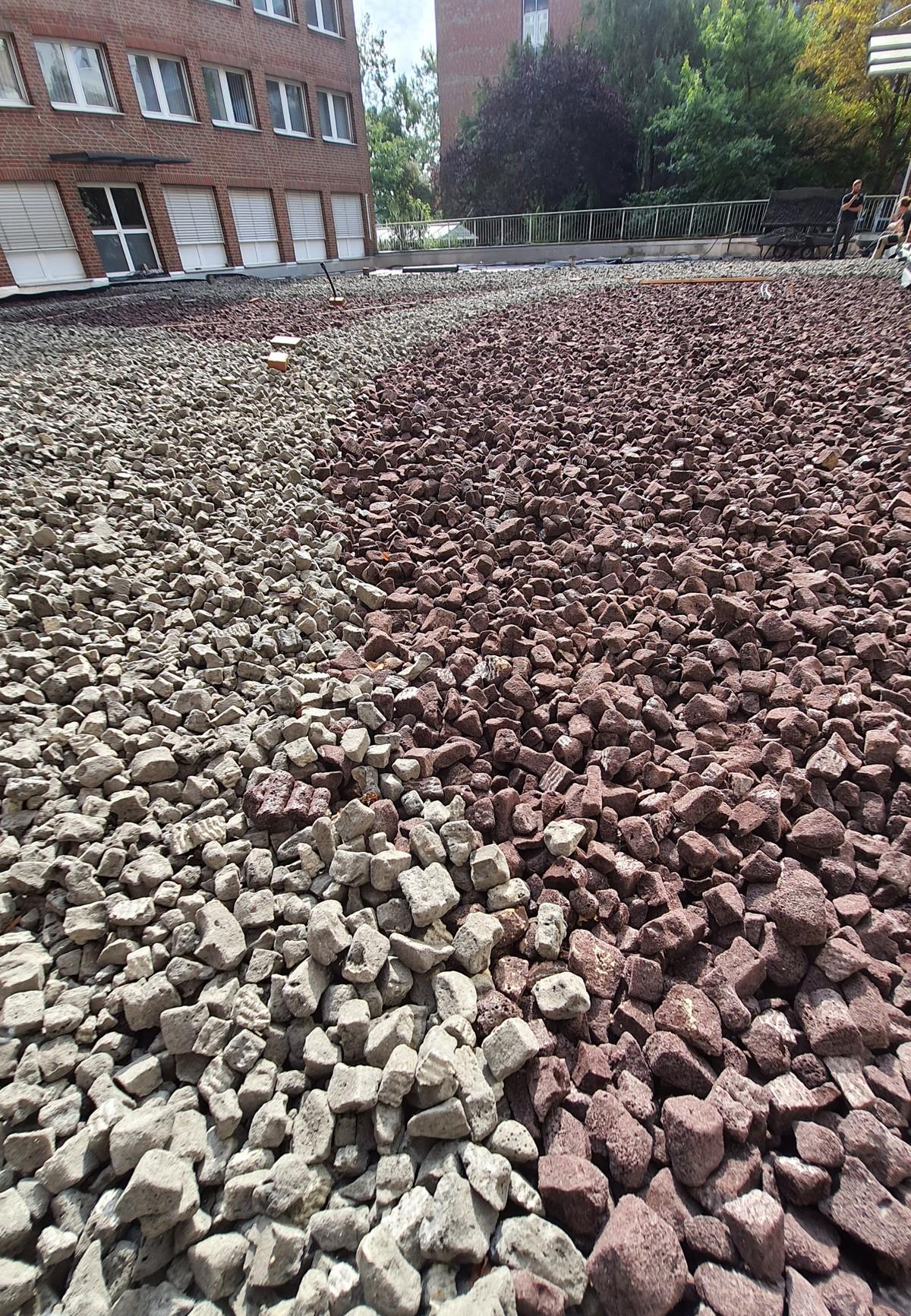 Insgesamt wurden 117 Kubikmeter des grauen Schaumglasschotters und 40 Kubikmeter des roten Blähglasschotters verlegt. | Foto: Eckhardt Garten- und Landschaftsbau