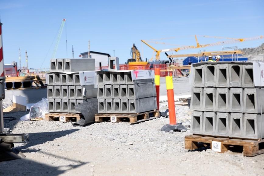 Bereit für den Einbau: BG-Filcoten one urban NW 100. Die 130 mm breite Rinne wird in 1-m-Stücken geliefert. | Foto: BG-Graspointner
