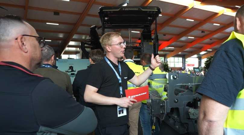 Walkaround mit Marten Buse, Head of Product Management Paver & Roller. | Foto: Dynapac