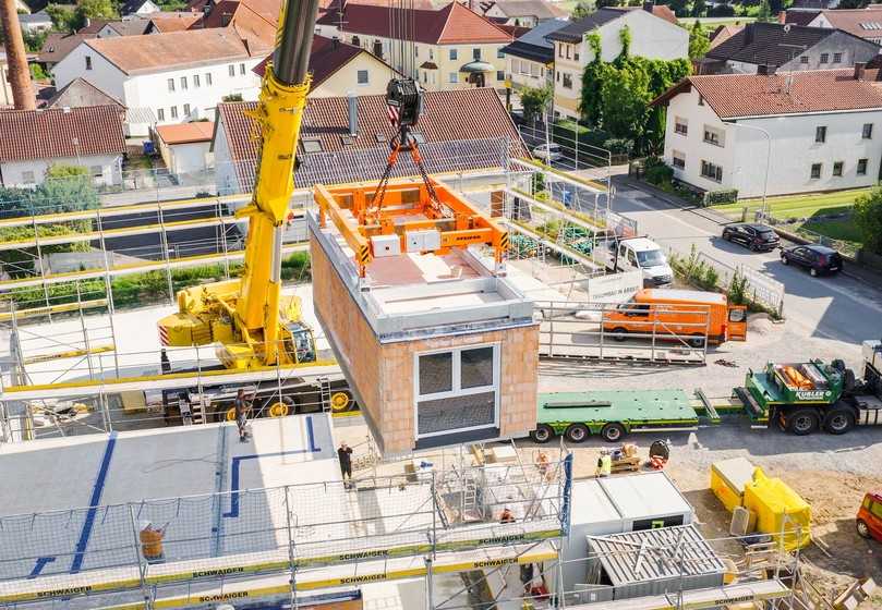 Wenn die Module auf der Baustelle ankommen, müssen sie nur gestellt und verbunden werden und sind in Kürze bezugsfertig. | Foto: Leipfinger-Bader Wenn die Module auf der Baustelle ankommen, müssen sie nur gestellt und verbunden werden und sind in Kürze bezugsfertig. | Foto: Leipfinger-Bader