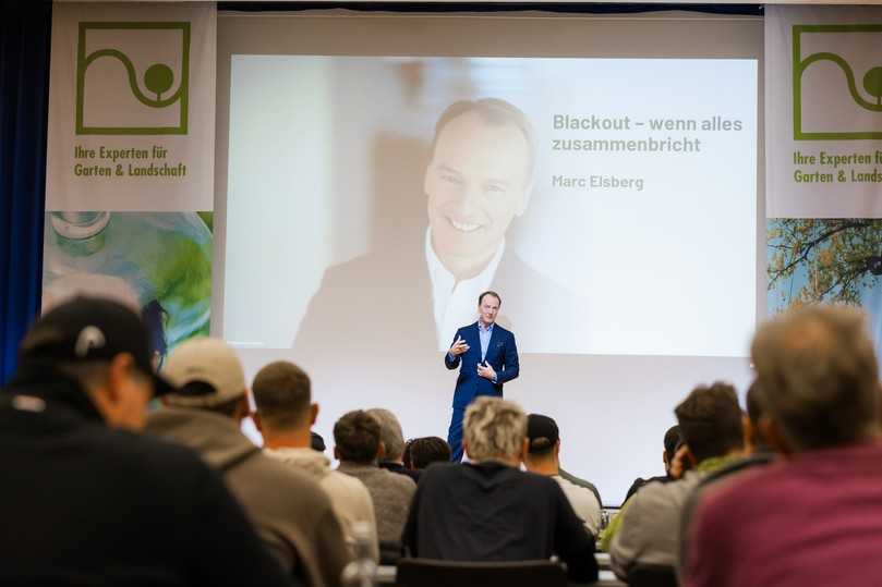 Bestsellerautor Marc Elsberg verdeutlichte, welche weitreichenden Folgen der Ausfall einzelner digitaler Knotenpunkte für Wirtschaft und Gesellschaft haben können. | Foto: VGL NRW