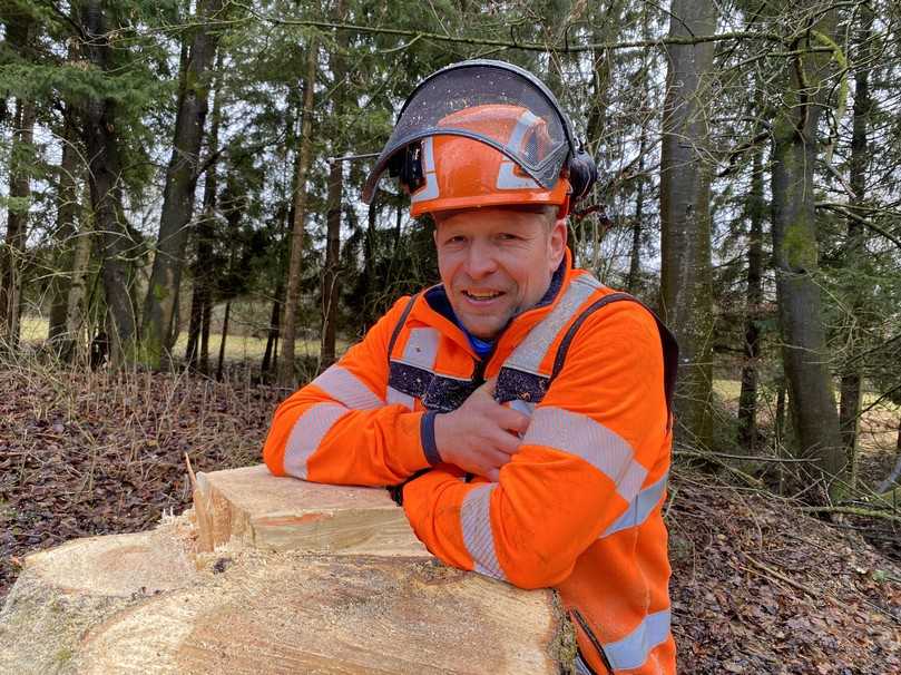 André Schneider bildet in Rheinland-Pfalz angehende Straßenwärter im Umgang mit Motorsägen aus: „Die Sicherheit von Personen hat immer höchste Priorität.“ | Foto: AST