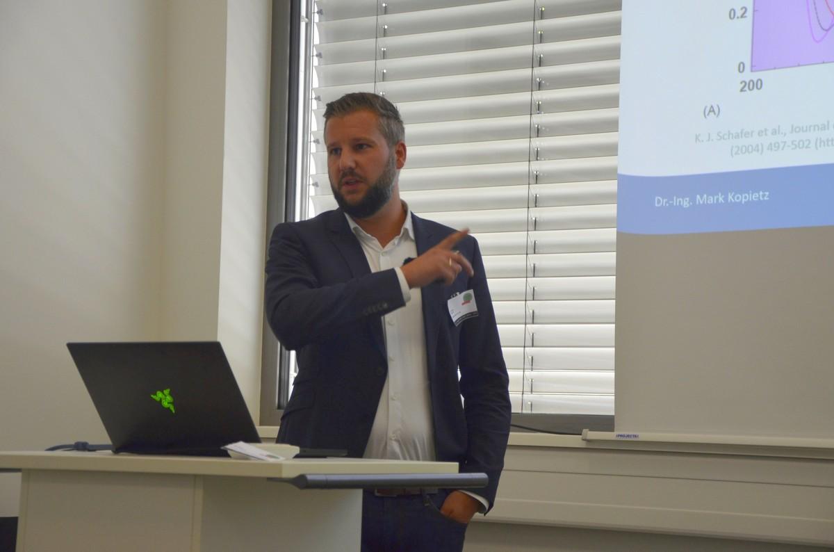 Dr. Mark Kopietz erklärte die UV-Härtung aus Laborsicht. | Foto: B_I/Valdix