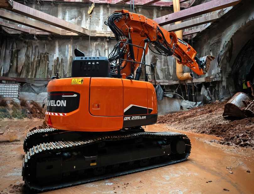 Der Develon-Tunnelbagger DX235RTF-7 verfügt über einen schweren Tunnelbau-Ausleger mit einer speziellen Kinematik und einer Kippfunktion. | Foto: Develon Der Develon-Tunnelbagger DX235RTF-7 verfügt über einen schweren Tunnelbau-Ausleger mit einer speziellen Kinematik und einer Kippfunktion. | Foto: Develon