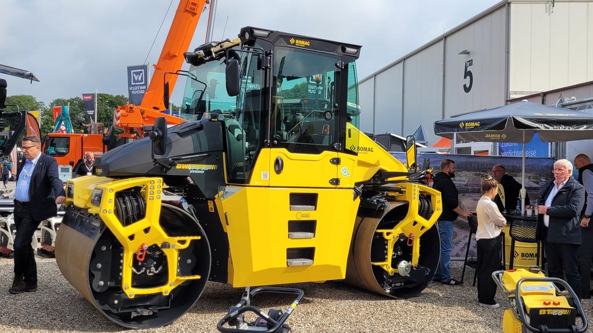 Bomag stellte auf der NordBau 2025 seine Tandemwalze BW 174 AP Hybrid aus. | Foto: B_I MEDIEN/Brinkmeier Bomag stellte auf der NordBau 2025 seine Tandemwalze BW 174 AP Hybrid aus. | Foto: B_I MEDIEN/Brinkmeier