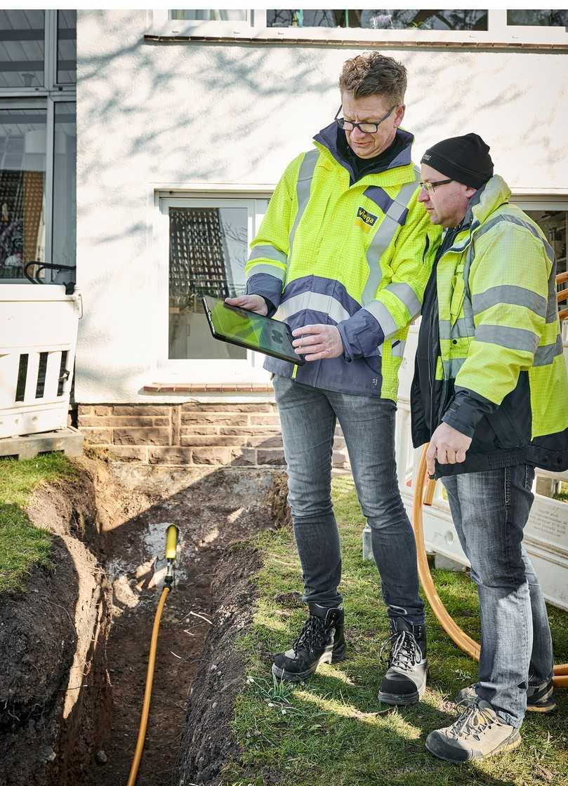Baubeauftragter Nico Hesse (re.) von der Städtischen Werke Kassel Netz und Service GmbH, im Gespräch mit Viega Kundenberater Guido Meiser, sieht in dem neuen Viega System zwei entscheidende Vorteile: „Wir machen unser Rohrleitungsnetz H2-ready, und wir können dank der Pressverbindungstechnik den Fachkräftemangel zumindest etwas abpuffern.“ | Foto: Viega Baubeauftragter Nico Hesse (re.) von der Städtischen Werke Kassel Netz und Service GmbH, im Gespräch mit Viega Kundenberater Guido Meiser, sieht in dem neuen Viega System zwei entscheidende Vorteile: „Wir machen unser Rohrleitungsnetz H2-ready, und wir können dank der Pressverbindungstechnik den Fachkräftemangel zumindest etwas abpuffern.“ | Foto: Viega