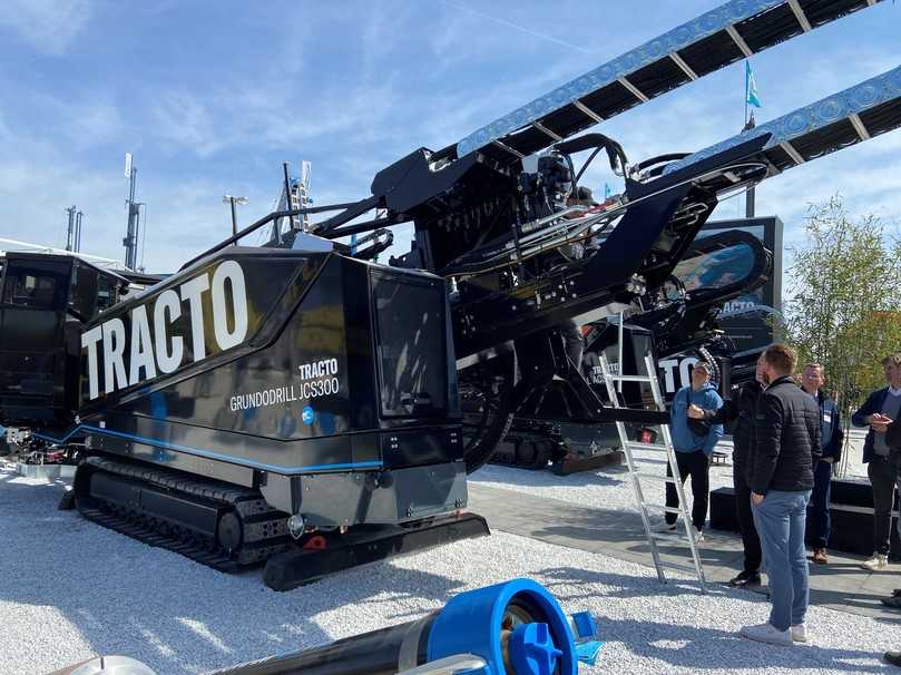 Der neue Grundodrill JCS300 von Tracto ist das leistungsstärkste Jet-Bohrgerät seiner Klasse und wurde speziell für lange Bohrungen wie im Trassenbau mit 4,5 Meter langen Bohrgestängen ausgestattet. | Foto: Tracto
