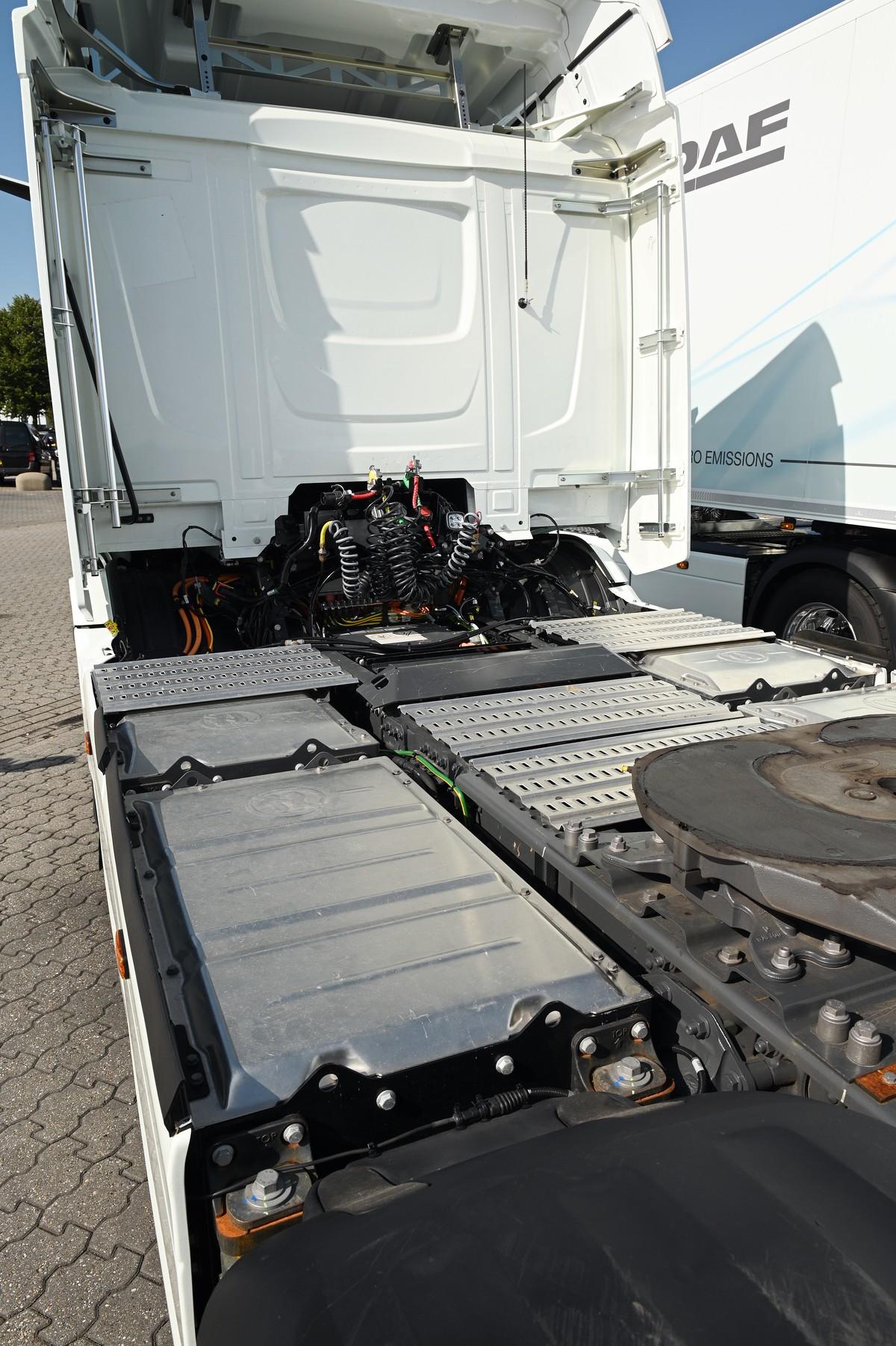 Bis zu fünf LFP-Batteriepakete mit maximal 525 kWh lassen sich unter der Kabine und am Chassis montieren. | Foto: FH