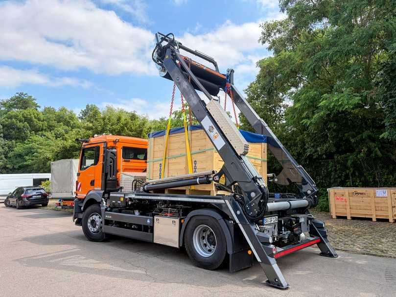Ein Lkw-Absetzer mit integriertem Förderband für den Einbau UV-härtender Glasfaserliner | Foto: Swietelsky-Faber GmbH