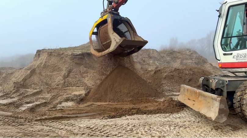 Der Sieblöffel MB-S18 gehört zu den Anbaugeräten, die die Bodenaufbereitung direkt vor Ort wirtschaftlicher machen. | Foto: MB
