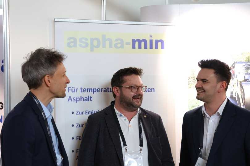 DAV-Vizepräsident Jörg Rasch (l.), Mitteldeutsche Hartstein-Industrie, im Gespräch mit seinen Kollegen. | Foto: B_I MEDIEN/hin DAV-Vizepräsident Jörg Rasch (l.), Mitteldeutsche Hartstein-Industrie, im Gespräch mit seinen Kollegen. | Foto: B_I MEDIEN/hin