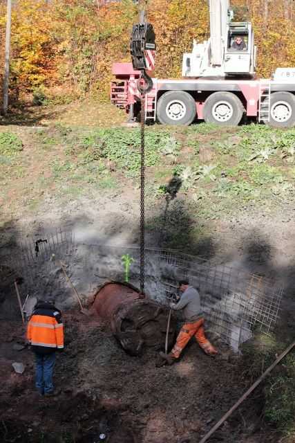 Nach drei Wochen Vortrieb erreichte die Herrenknecht-Maschine ihr Ziel am Fuße eines Hanges und wurde per Autokran aus der Baugrube gehoben. Nach drei Wochen Vortrieb erreichte die Herrenknecht-Maschine ihr Ziel am Fuße eines Hanges und wurde per Autokran aus der Baugrube gehoben.
