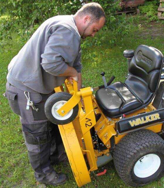 Zum einfachen Säubern des Mähdecks oder zum Nachschleifen der Messer lässt sich das Frontmulchwerk einfach hochklappen und arretieren.