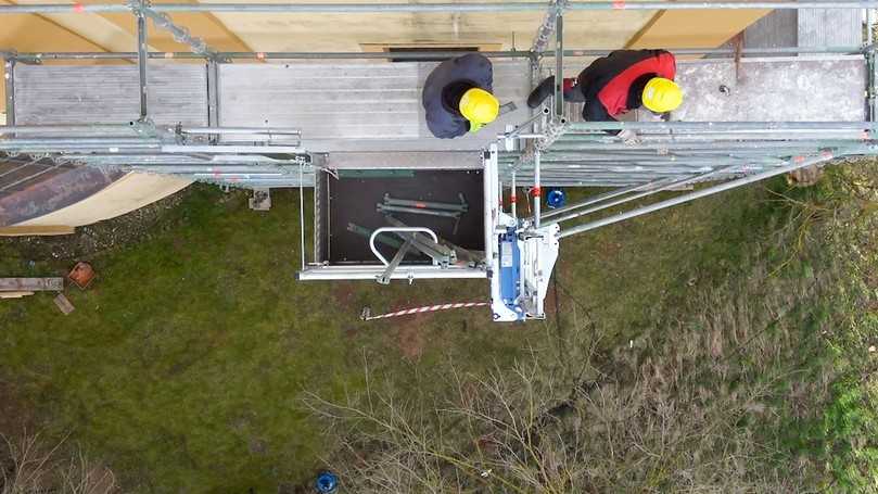 Der Clou beim Geda 200 Z Comfort: Dank der neuen Schranke geht das ergonomische Entladen an der breiten Bühnenseite komfortabel und sicher
vonstatten. | Foto: Geda Der Clou beim Geda 200 Z Comfort: Dank der neuen Schranke geht das ergonomische Entladen an der breiten Bühnenseite komfortabel und sicher
vonstatten. | Foto: Geda
