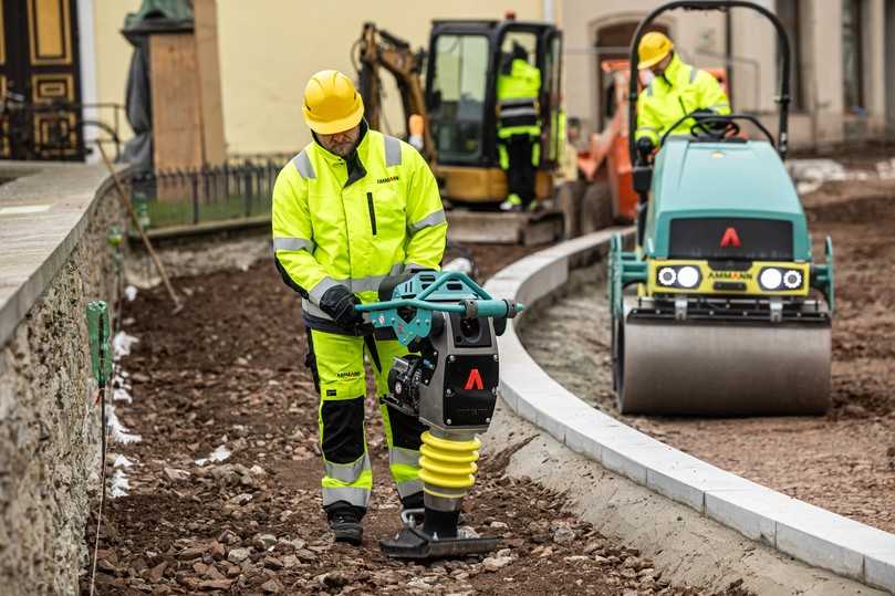 Laut Ammann ein "Durchbruch" in diesem Walzensegment: Die eARX 26-2 Tandemwalze funktioniert vollelektrisch, das heißt ohne jegliche Hydraulik. Ihr Akku ermöglicht bis zu 10 Stunden Arbeit am Stück. | Foto: Ammann Laut Ammann ein "Durchbruch" in diesem Walzensegment: Die eARX 26-2 Tandemwalze funktioniert vollelektrisch, das heißt ohne jegliche Hydraulik. Ihr Akku ermöglicht bis zu 10 Stunden Arbeit am Stück. | Foto: Ammann