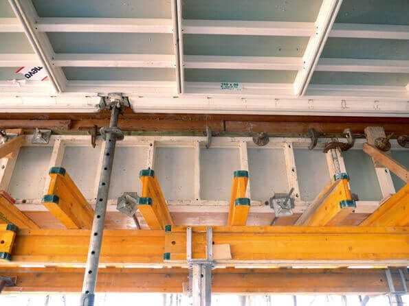 Vertikal oder horizontal? Beides möglich. Hier werden die AluStarWandelemente für einen Unterzug liegend eingesetzt.