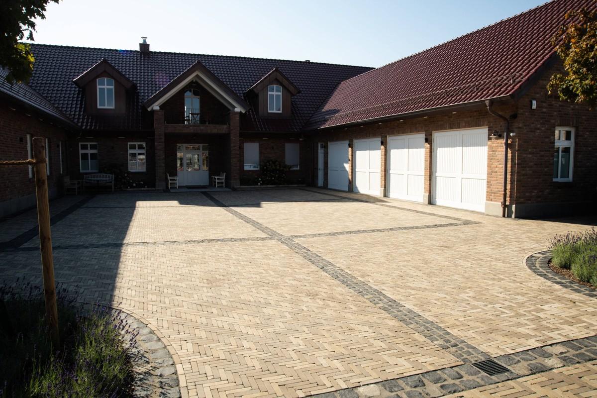Pflasterklinker verbinden zeitlose Anmutung und enorme Langlebigkeit mit großer Flexibilität. | Foto: Vandersanden