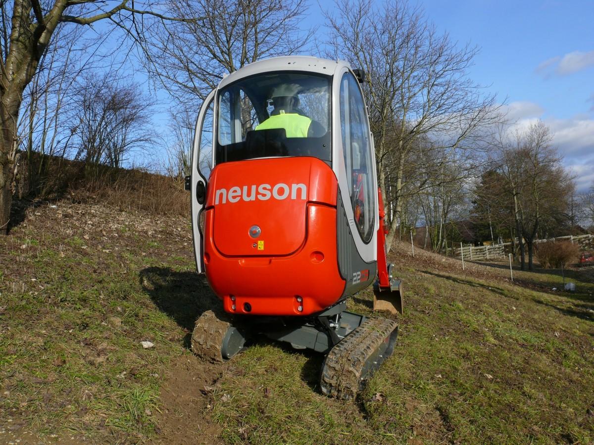 Eine Innovation bei den Baggern ist vor Jahren das „Vertical Digging“-System: Es erlaubt exaktes vertikales Graben auch auf unebenem Untergrund, an Bordsteinkanten und am Hang. | Foto: Wacker Neuson Eine Innovation bei den Baggern ist vor Jahren das „Vertical Digging“-System: Es erlaubt exaktes vertikales Graben auch auf unebenem Untergrund, an Bordsteinkanten und am Hang. | Foto: Wacker Neuson
