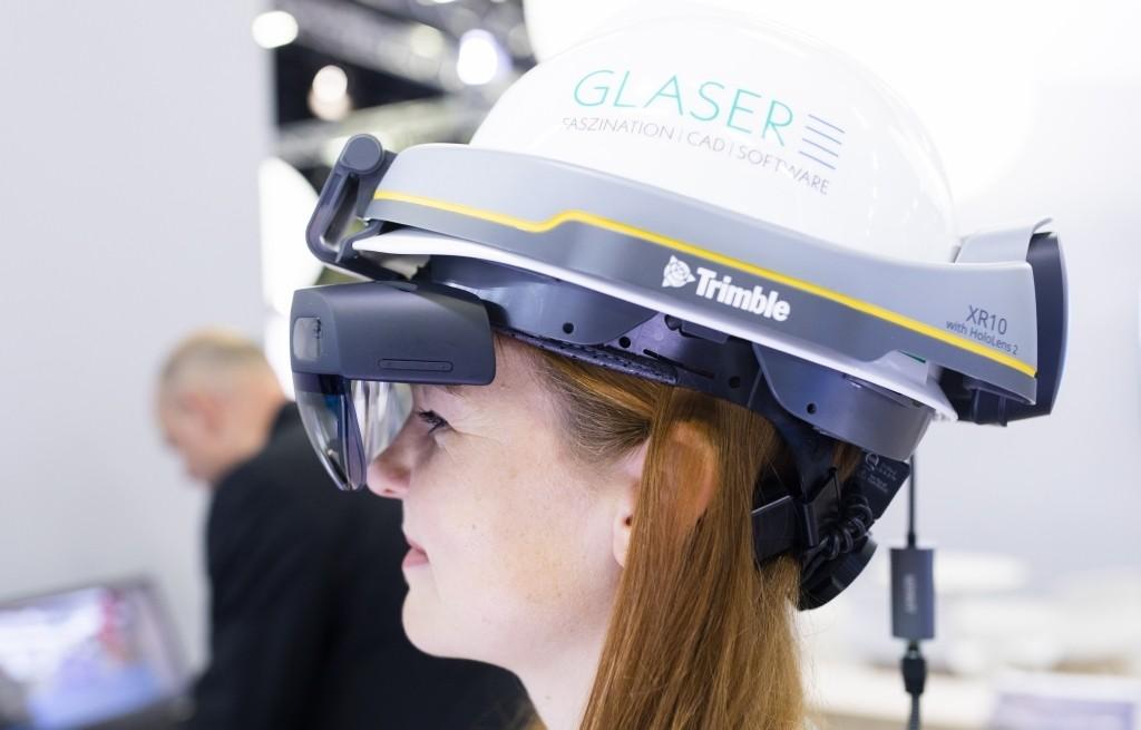 Digitale Lösungen, wie hier ein Mixed Reality-Bauhelm, verändern die Arbeit auf der Baustelle. | Foto: Messe München