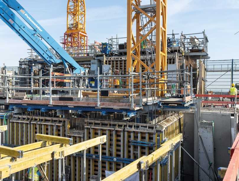 Hybrid aus Ortbeton und Fertigteilen: Schalungs-Arbeiten im und um den Hochhauskern. | Foto: Doka Hybrid aus Ortbeton und Fertigteilen: Schalungs-Arbeiten im und um den Hochhauskern. | Foto: Doka