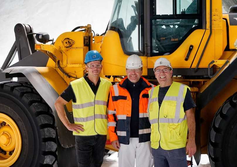 Sind zufrieden mit der bundesweit ersten Volvo-Rebuild-Maschine: Stefan Liske (von links), Herbert Kellner und Frank Gläsemann. | Foto: Swecon Sind zufrieden mit der bundesweit ersten Volvo-Rebuild-Maschine: Stefan Liske (von links), Herbert Kellner und Frank Gläsemann. | Foto: Swecon