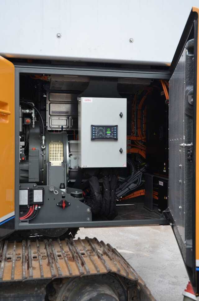 Gewöhnungsbedürftig: Im Motorraum des LB 16 „unplugged“ fehlen die Diesel-typischen Wartungsstellen. Stattdessen thronen über den Elektrokomponenten sozusagen als „Gehirn“ des Bohr- geräts Niederspannungsverteiler und Steuerungsplatine. | Foto: B_I