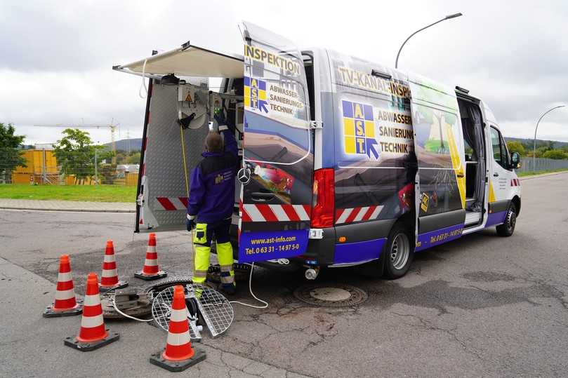 Die auffällige Fahrzeuglackierung ist ein Markenzeichen des Unternehmens A.S.T. und hat in der Region einen hohen Wiedererkennungswert. | Foto: IBAK Die auffällige Fahrzeuglackierung ist ein Markenzeichen des Unternehmens A.S.T. und hat in der Region einen hohen Wiedererkennungswert. | Foto: IBAK