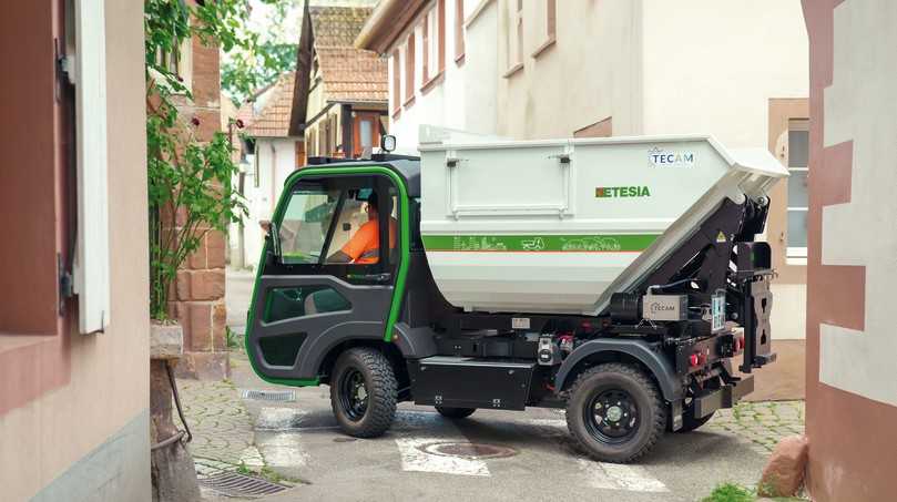 Selbst wenn es im Arbeitsalltag eng wird, kriegt der kompakte und wendige ET-Lander von Etesia immer noch die Kurve. | Foto: Etesia