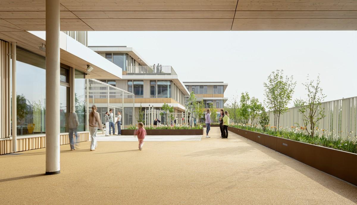 Josef-Schwarz-Schule, Heilbronn: Die Schulhofebene ist Teil der Bildungslandschaft und verbindet die Schulgebäude miteinander. | Foto: David Matthiessen Josef-Schwarz-Schule, Heilbronn: Die Schulhofebene ist Teil der Bildungslandschaft und verbindet die Schulgebäude miteinander. | Foto: David Matthiessen