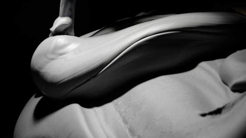 Der Tonschaum Cavipor besteht aus drei wasserbasierten Komponenten, die aufgeschäumt mit Luft einen Dämmstoff ergeben. | Foto: BASF Der Tonschaum Cavipor besteht aus drei wasserbasierten Komponenten, die aufgeschäumt mit Luft einen Dämmstoff ergeben. | Foto: BASF