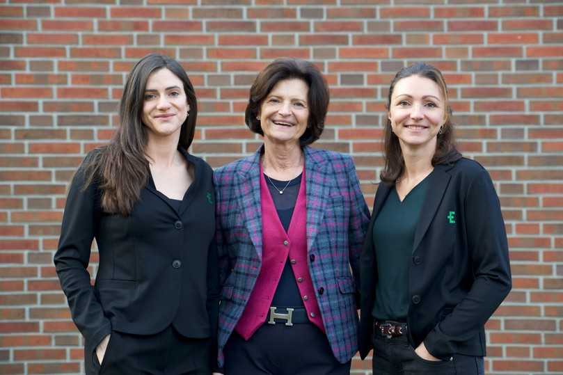 Julia Reiser, Margot Reiser und Andrea Duwe (von links) stehen gemeinsam für Kontinuität und die Weiterentwicklung des Familienunternehmens Essig. | Foto: Essig