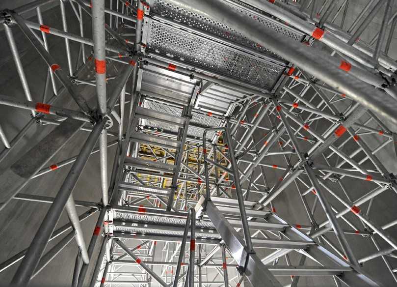 Das aus nur drei Grundbauteilen modular aufgebaute AllroundGerüst-System ist besonders vielseitig auf Baustellen einsetzbar. | Foto: Layher Das aus nur drei Grundbauteilen modular aufgebaute AllroundGerüst-System ist besonders vielseitig auf Baustellen einsetzbar. | Foto: Layher