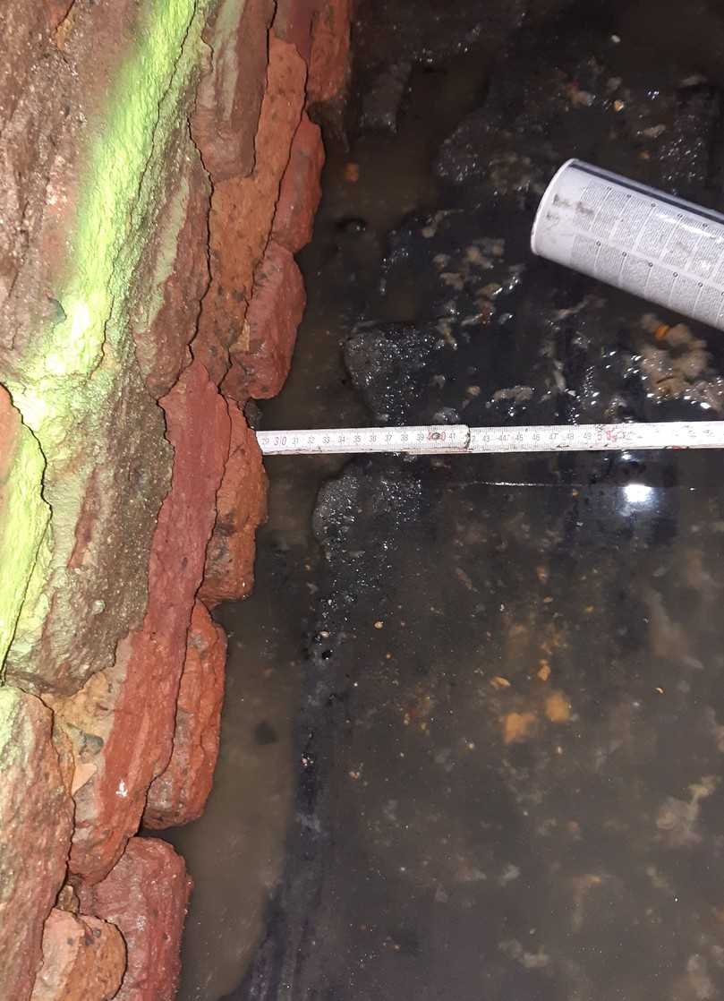 Der in die Jahre gekommene Altkanal zeigte Risse und ausgewaschene Fugen auf, die eine umfassende Sanierung erforderlich machten. | Foto: Sanierungstechnik Dommel