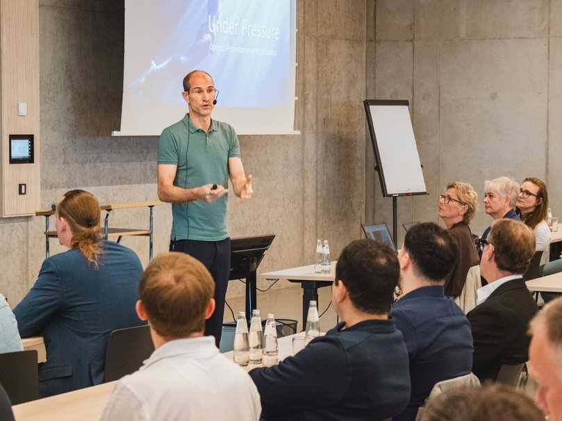 Die Kernbotschaft von Tom Sietas, Weltmeister im Apnoetauchen, in seiner Keynote lautete: Unter Druck zählt nicht Kraft, sondern Regulation. | Foto: Rädlinger primus line