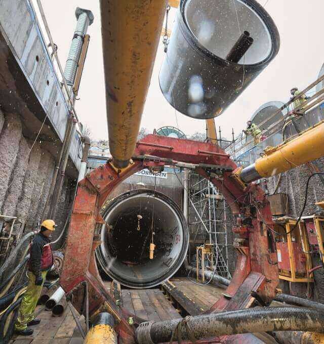 Aufgrund der engen Kurven kamen hier 3 m lange Vortriebsrohre zum Einsatz. In der Rohrverbindung ist die hydraulische Fuge zu erkennen. | Foto: Herrenknecht Aufgrund der engen Kurven kamen hier 3 m lange Vortriebsrohre zum Einsatz. In der Rohrverbindung ist die hydraulische Fuge zu erkennen. | Foto: Herrenknecht