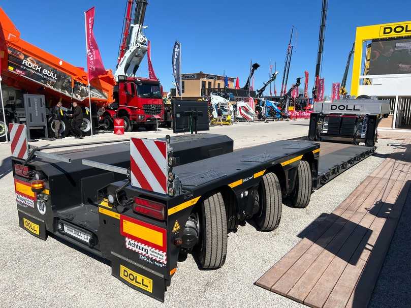 Dreiachs-Tiefbettauflieger mit Pendelachse von Doll | Foto: QUATEX