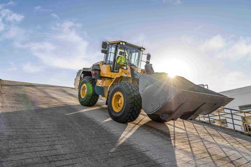 Als erster Radlader mit einer Hubkraft von 6 Tonnen ist der 20 Tonnen schwere Volvo L120 Electric ein wertvoller Partner nicht nur auf Baustellen. | Foto: Swecon