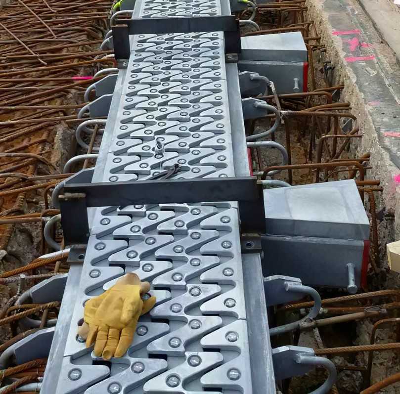 Die Naabbrücke an der A93: Die Dehnfugen sollen die aufgrund von Temperaturschwankungen auftretenden Längenänderungen von Brücken ausgleichen. | Foto: Mageba Die Naabbrücke an der A93: Die Dehnfugen sollen die aufgrund von Temperaturschwankungen auftretenden Längenänderungen von Brücken ausgleichen. | Foto: Mageba