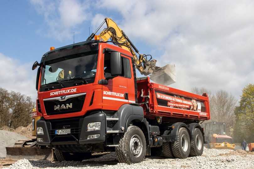 Mit seinem großen Spediteursnetzwerk liefert Schüttflix Sand und Kies direkt auf die Baustelle. | Foto: Schüttflix Mit seinem großen Spediteursnetzwerk liefert Schüttflix Sand und Kies direkt auf die Baustelle. | Foto: Schüttflix