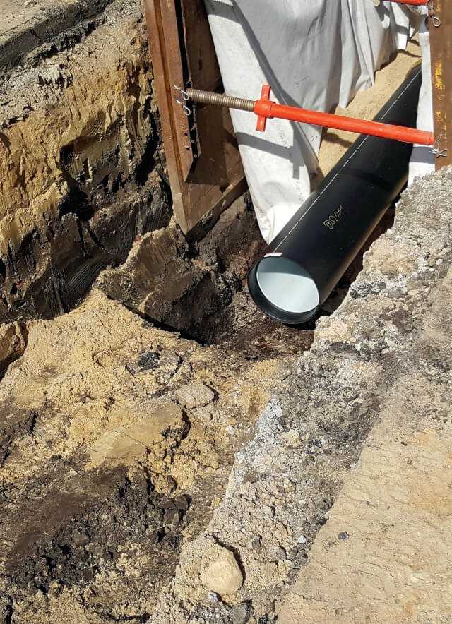 Aufgrund nicht tragfähiger Bodenverhältnisse wurde eine Unterkonstruktion aus Pfahlgründungen eingesetzt. Die egeFuse 2.0-Muffengeometrie erleichterte die Verlegung. Aufgrund nicht tragfähiger Bodenverhältnisse wurde eine Unterkonstruktion aus Pfahlgründungen eingesetzt. Die egeFuse 2.0-Muffengeometrie erleichterte die Verlegung.