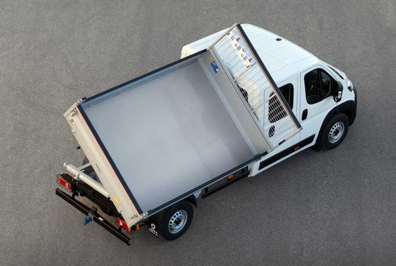 Dreiseitenkipper stammen von der französischen Marke JPM. | Foto: Stellantis