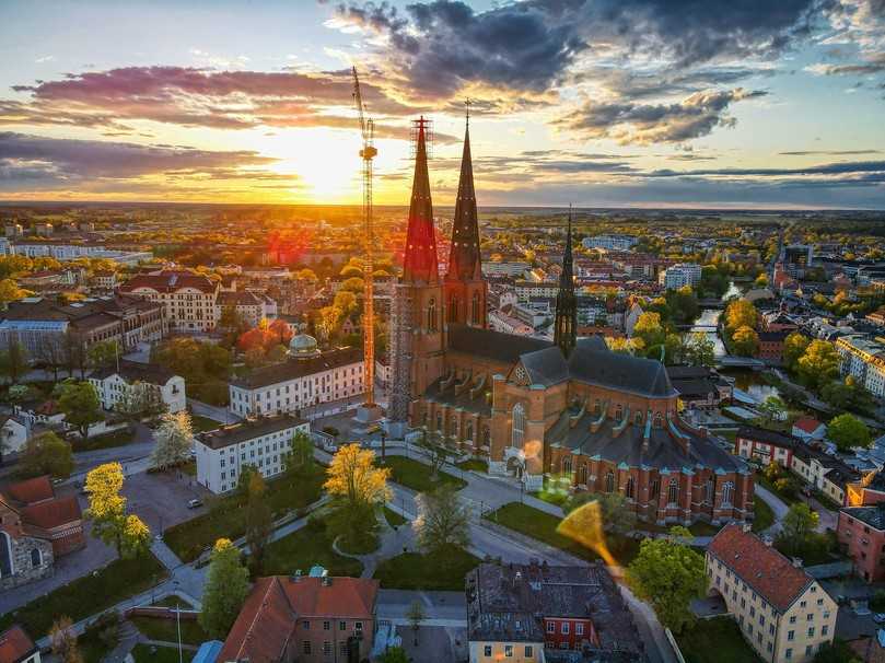 Die schwedische Universitätsstadt Uppsala glänzt mit viel Stadtgrün, internationalem Flair und einem prächtigen Dom. | Foto: AdobeStock
